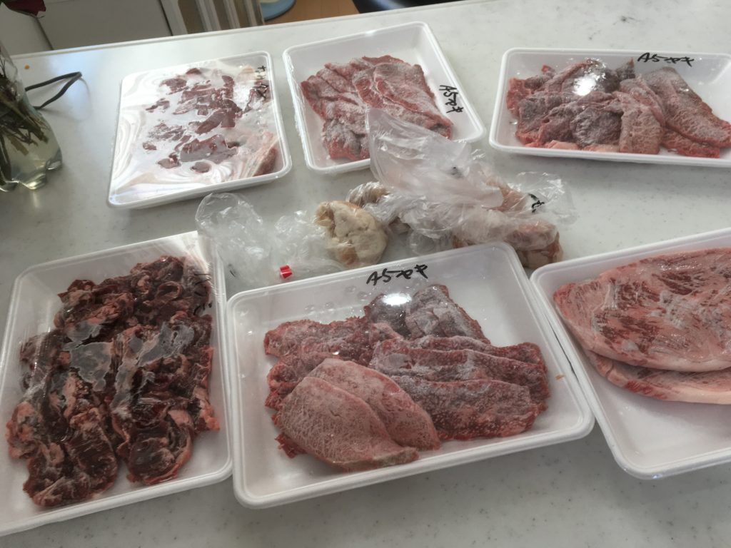 冷凍で届いた肉市の和牛たち