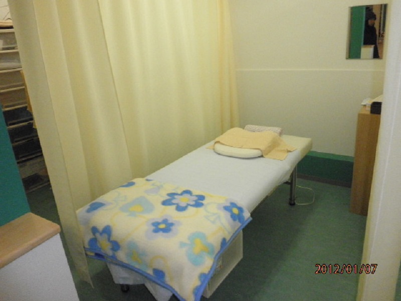 あんり治療院の施術ベッドと施術スペースの様子が分かる写真