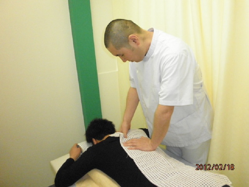 藤井寺のあんり治療院で国家資格者藤井列央がマッサージをしている風景１