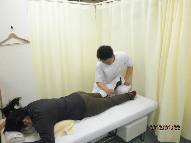 藤井寺のあんり治療院の国家資格者藤井理宇のマッサージ風景３