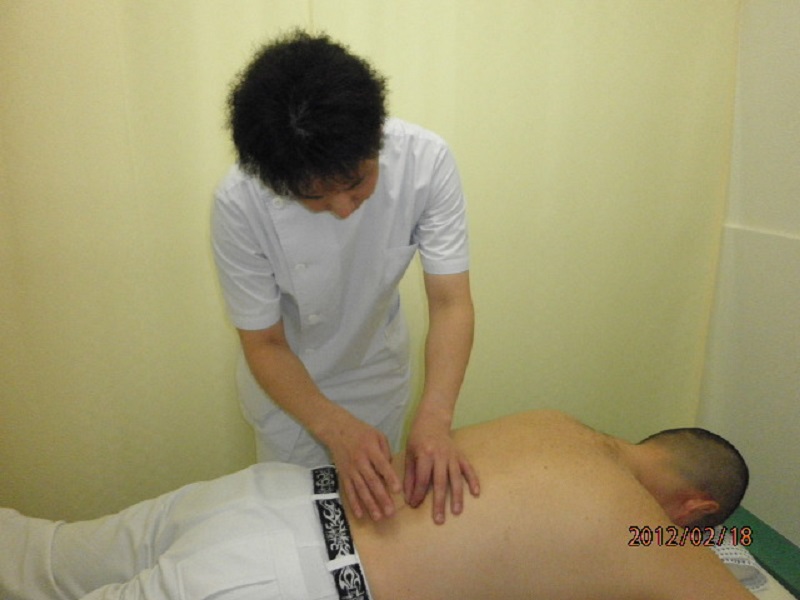 藤井寺のあんり治療院の国家資格者藤井理宇の鍼施術風景２